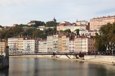 Fransa 'nın Saone nehri ile Lyon şehrinin manzarası