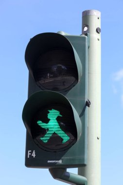 Berlin, Almanya - 13 Temmuz 2020: Berlin 'de Ampelmann ile yaya yeşil trafik ışığı