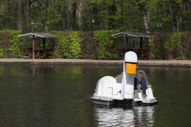 Danimarka, Tivoli Friheden 'de bir kuğu teknesi. Tivoli Friheden, Danimarka 'nın Aarhus şehrinde bulunan bir lunapark.