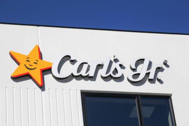 Horsens, Danimarka - 15 Mart 2025: duvarda Carl 'ın jr logosu. Carl 's JR, CKE Restoran Holding tarafından işletilen bir fast food restoran zinciri.