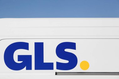 Hou, Danimarka - 26 Nisan 2025: bir aracın GLS logosu. General Logistics Systems, Amsterdam merkezli Hollandalı bir lojistik şirketidir.