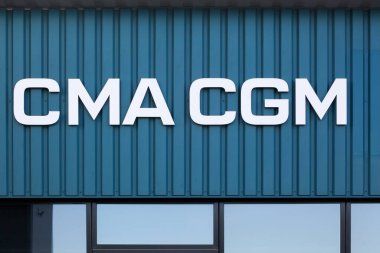 Aarhus, Danimarka - 13 Mayıs 2025: Bir binanın CMA CGM logosu. CMA CGM, 1978 yılında kurulan bir Fransız nakliye ve lojistik şirketidir.