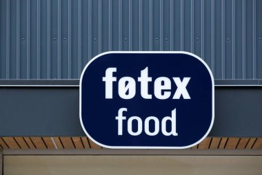 Aarhus, Danimarka - 16 Haziran 2025: Bir cephede foteks gıda logosu. Fotex, Danimarkalı bir perakende mağaza zinciri ve Danimarkalı bir süpermarket grubunun başlangıcıydı.