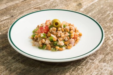 Biber, soğan ve zeytinli mercimek salatası.