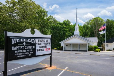 Dahlonega, Georgia USA - 16 Mayıs 2022: The Mt. Gilead Baptist Kilisesi, eyaletin kuzey bölgesinde küçük bir kasaba kilisesi..