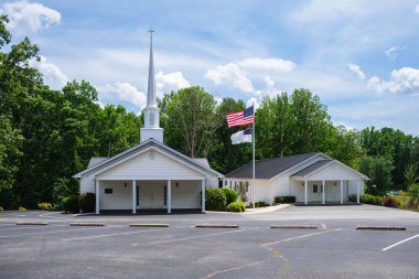 Dahlonega, Georgia USA - 16 Mayıs 2022: The Mt. Gilead Baptist Kilisesi, eyaletin kuzey bölgesinde küçük bir kasaba kilisesi..