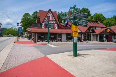 Helen, Georgia USA - 16 Mayıs 2022: Eyaletin kuzeydoğu bölgesindeki bu küçük dağ kasabasında Bavyera tarzı mimarinin şehir manzarası