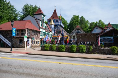 Helen, Georgia USA - 16 Mayıs 2022: Eyaletin kuzeydoğu bölgesindeki bu küçük dağ kasabasında Bavyera tarzı mimarinin şehir manzarası