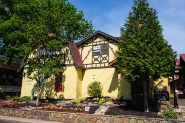 Helen, Georgia USA - 16 Mayıs 2022: Eyaletin kuzeydoğu bölgesindeki bu küçük dağ kasabasında Bavyera tarzı mimarinin şehir manzarası