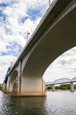 Şehir merkezi Chattanooga şehri Tennessee nehri boyunca uzanır.