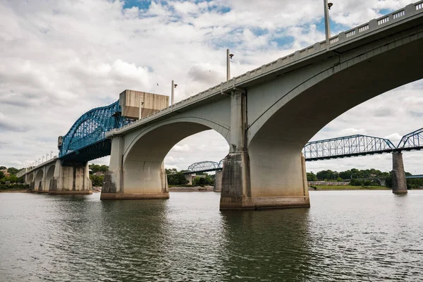 田纳西河沿岸的Chattanooga市中心城市景观 — 图库照片