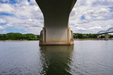 Şehir merkezi Chattanooga şehri Tennessee nehri boyunca uzanır.