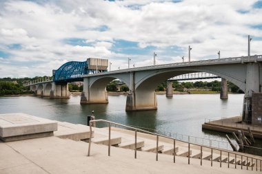 Şehir merkezi Chattanooga şehri Tennessee nehri boyunca uzanır.