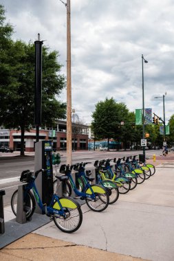 Chattanooga, Tennessee USA - 13 Mayıs 2022: Şehir merkezinde kiralık motosikletler