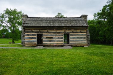 Nashville, Tennessee USA - 7 Mayıs 2022: Davidson County 'de bulunan Amerikan Başkanı Andrew Jackson' ın evi olan Hermitage 'da ahşap kulübe tarzı köle kamaraları