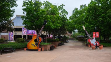 Nashville, Tennessee USA - 7 Mayıs 2022: Dev gitarlı popüler Grand Ole Opry country müzik mekanına giriş