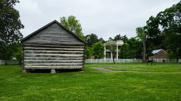 テネシー州ナッシュビル 2022年5月7日 アメリカ大統領アンドリュー ジャクソンがデイヴィッドソン郡にいるエルミタージュの敷地内に木造ログキャビンスタイルの奴隷宿舎 — ストック写真