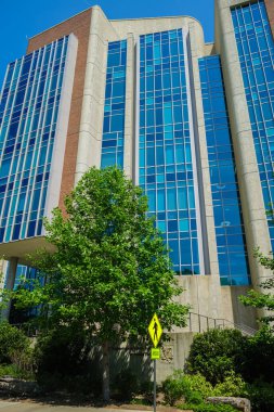 Nashville, Tennessee USA - 10 Mayıs 2022: Vanderbilt Üniversitesi kampüsündeki mühendislik ve bilim binasının modern mimarisi
