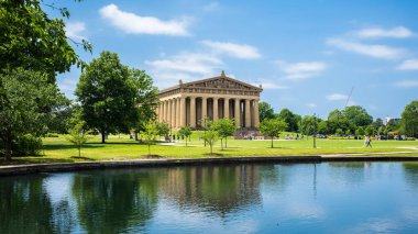 Nashville, Tennessee USA - 10 Mayıs 2023: Parthenon kopyasıyla Popüler Centennial Park