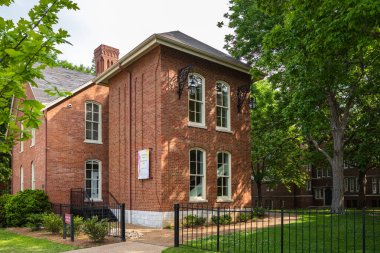 Nashville, Tennessee USA - 10 Mayıs 2022: Vanderbilt Üniversitesi kampüsünün batı yakasındaki güzel klasik mimarisi