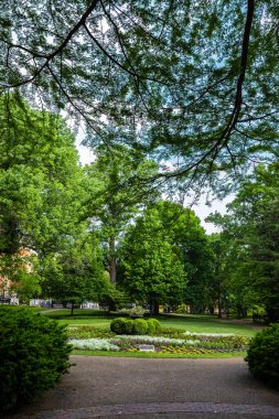 Nashville, Tennessee USA - 10 Mayıs 2022: Vanderbilt Üniversitesi kampüsünün batı yakasındaki güzel bahçe manzarası