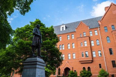 Nashville, Tennessee USA - 10 Mayıs 2022: Cornelius Vanderbilt heykeli ve Vanderbilt Üniversitesi kampüsünün batı ucunda yer alan klasik mimarisi