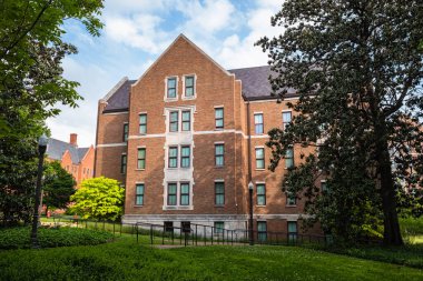 Nashville, Tennessee USA - 10 Mayıs 2022: Vanderbilt Üniversitesi kampüsünün batı yakasındaki güzel klasik mimarisi