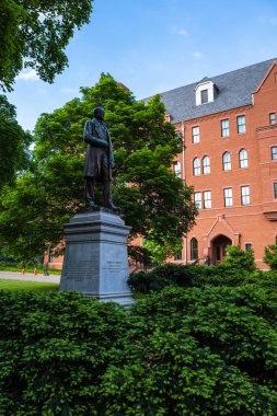 Nashville, Tennessee USA - 10 Mayıs 2022: Cornelius Vanderbilt heykeli ve Vanderbilt Üniversitesi kampüsünün batı ucunda yer alan klasik mimarisi