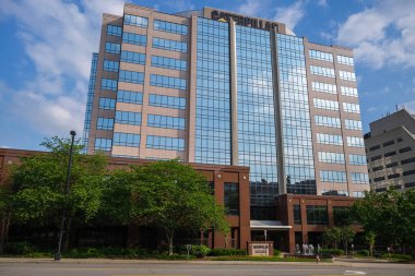 Nashville, Tennessee USA - 10 Mayıs 2022: Caterpillar şirketinin batı yakasındaki genel merkez binası