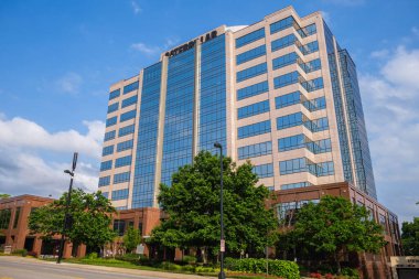 Nashville, Tennessee USA - 10 Mayıs 2022: Caterpillar şirketinin batı yakasındaki genel merkez binası