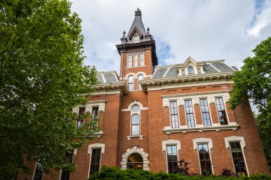 Nashville, Tennessee USA - 10 Mayıs 2022: Vanderbilt Üniversitesi kampüsünün batı yakasındaki güzel klasik mimarisi