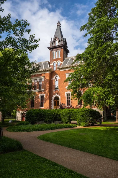 美国田纳西州纳什维尔市 2022年5月10日 位于西区范德比尔特大学校园的美丽的老式建筑 — 图库照片