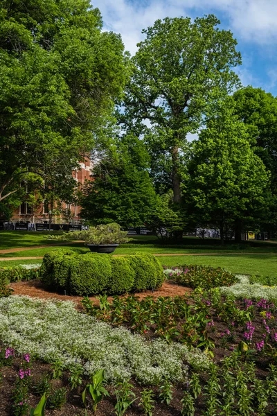 美国田纳西州纳什维尔 2022年5月10日 范德比尔特大学校园美丽的花园 — 图库照片