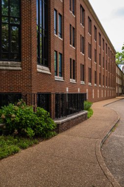 Amerikan Üniversitesi kampüsünde klasik tuğla mimarisi.