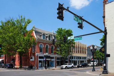 Franklin, Tennessee USA - 12 Mayıs 2023: Nashville 'in güneyindeki bu kırsal küçük kasabada ana cadde boyunca klasik mimariyle şehir manzarası
