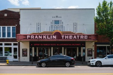 Franklin, Tennessee USA - 12 Mayıs 2023: Nashville 'in güneyindeki bu küçük kırsal kasabada ana caddede bulunan küçük bir klasik tiyatro