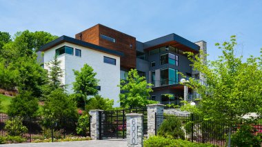 Nashville, Tennessee USA - 12 Mayıs 2023 Brentwood 'un lüks semtindeki güzel bir malikane.