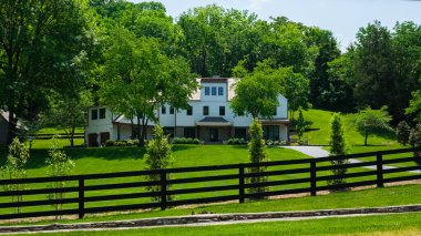 Nashville, Tennessee USA - 12 Mayıs 2023 Brentwood 'un lüks semtindeki güzel bir malikane.