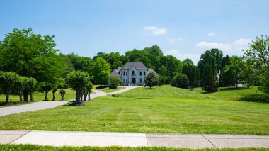 Nashville, Tennessee USA - 12 Mayıs 2023 Brentwood 'un lüks semtindeki güzel bir malikane.