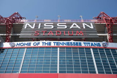 Nashville, Tennessee USA - 12 Mayıs 2023: Şehir merkezindeki Nissan Stadyumu tabelasının yakın görüntüsü