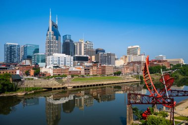 Nashville, Tennessee USA - 12 Mayıs 2023: Cumberland Nehri üzerindeki John Seigenthaler Pedestrian Köprüsü 'nün şehir merkezi manzarası