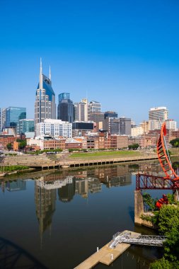 Nashville, Tennessee USA - 12 Mayıs 2023: Cumberland Nehri üzerindeki John Seigenthaler Pedestrian Köprüsü 'nün şehir merkezi manzarası