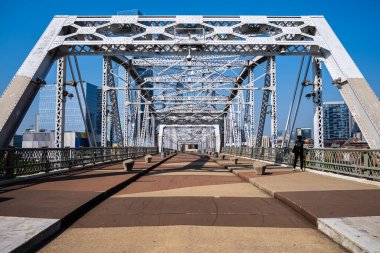 Nashville, Tennessee USA - 12 Mayıs 2023: Cumberland Nehri üzerindeki John Seigenthaler Pedestrian Köprüsü 'nün şehir merkezi manzarası