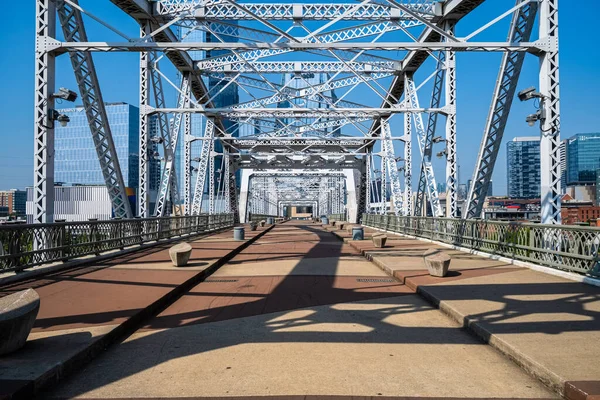テネシー州ナッシュビル2023年5月12日 ダウンタウンのスカイライン カンバーランド川にかかるヴィンテージのジョン シーゲンソーラー歩行者橋からの眺め — ストック写真