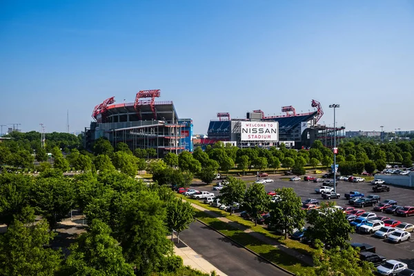 Nashville, Tennessee USA - 12 Mayıs 2023: John Seigenthaler Yaya Köprüsü 'nden Nissan Stadyumu manzarası