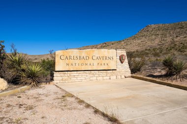 Carlsbad, New Mexico USA - 27 Ekim 2019: Chihuan Çölü 'ndeki popüler Carlsbad Mağaralarının giriş işareti