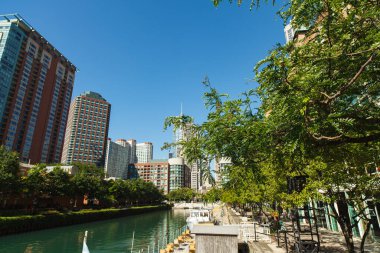 Chicago Nehir Kenarı. Chicago Nehri boyunca ufuk çizgisi.