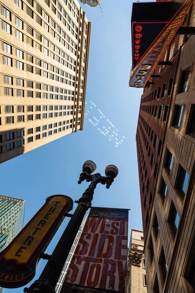 イリノイ州シカゴ2011年8月24日 シアター地区シカゴ中心街の超高層ビル群 — ストック写真