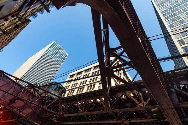 芝加哥市中心的老式高架环行列车和轨道 — 图库照片
