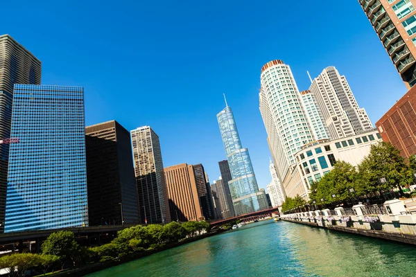芝加哥市中心 沿着芝加哥河的河边天际线 — 图库照片